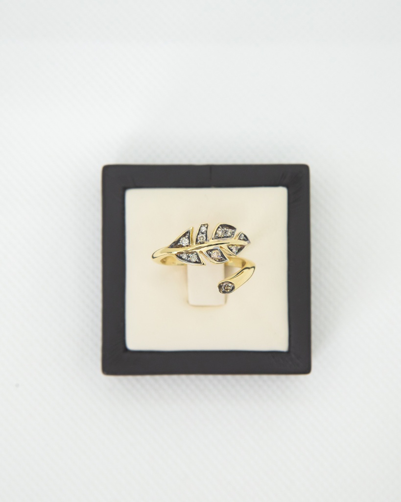 Кольцо - бриллианты с оттенком шампанского. Цена 32 000 руб.*